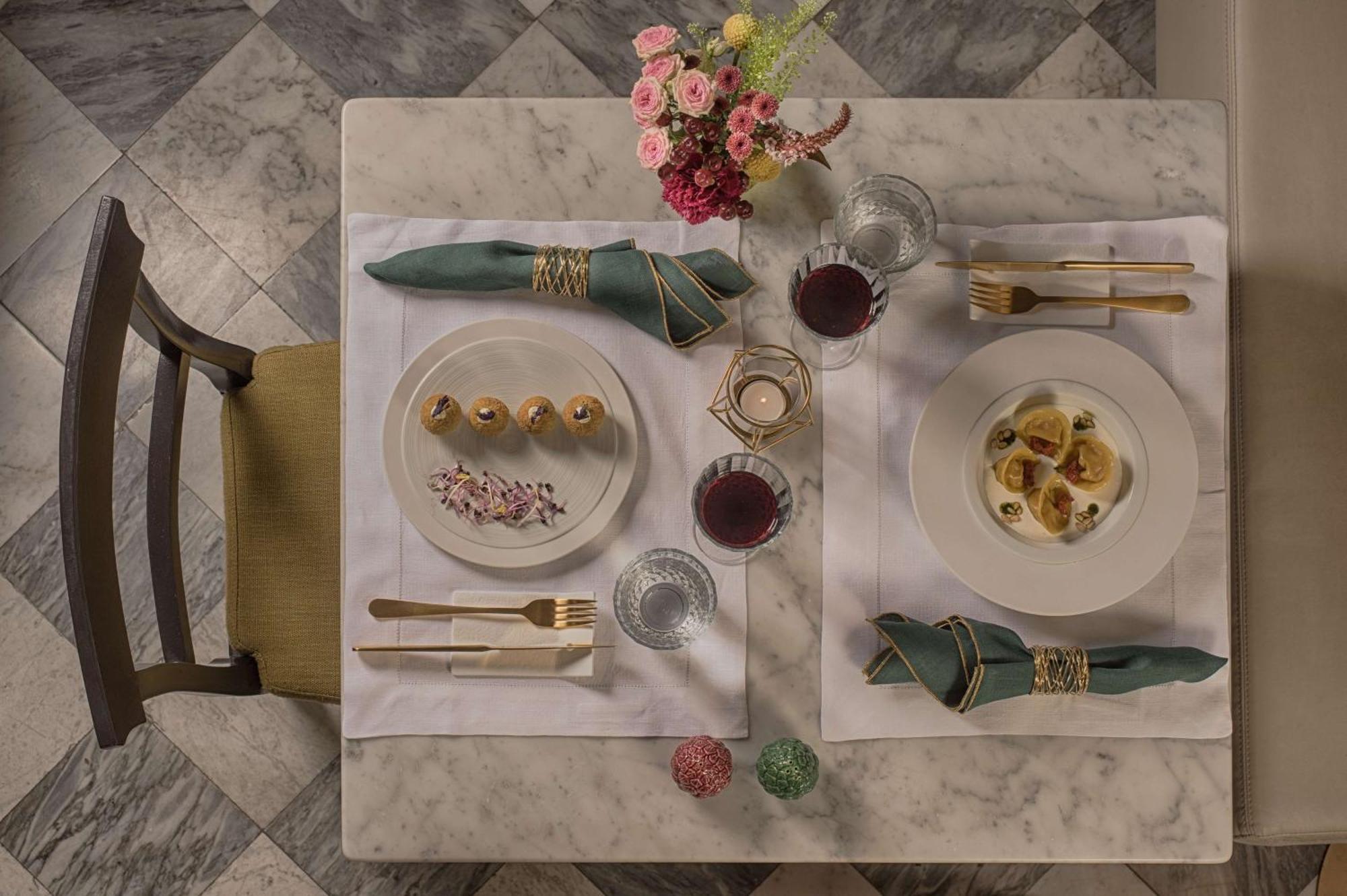 Hotel NH Collection Firenze Porta Rossa Esterno foto A table set for a meal