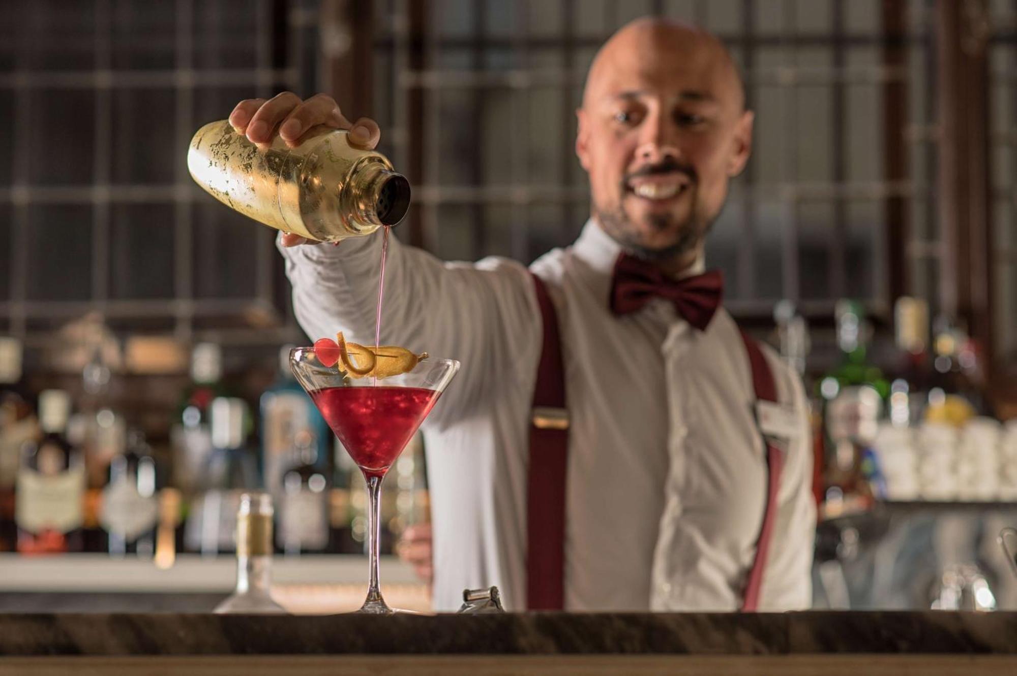 Hotel NH Collection Firenze Porta Rossa Esterno foto A bartender preparing a cocktail