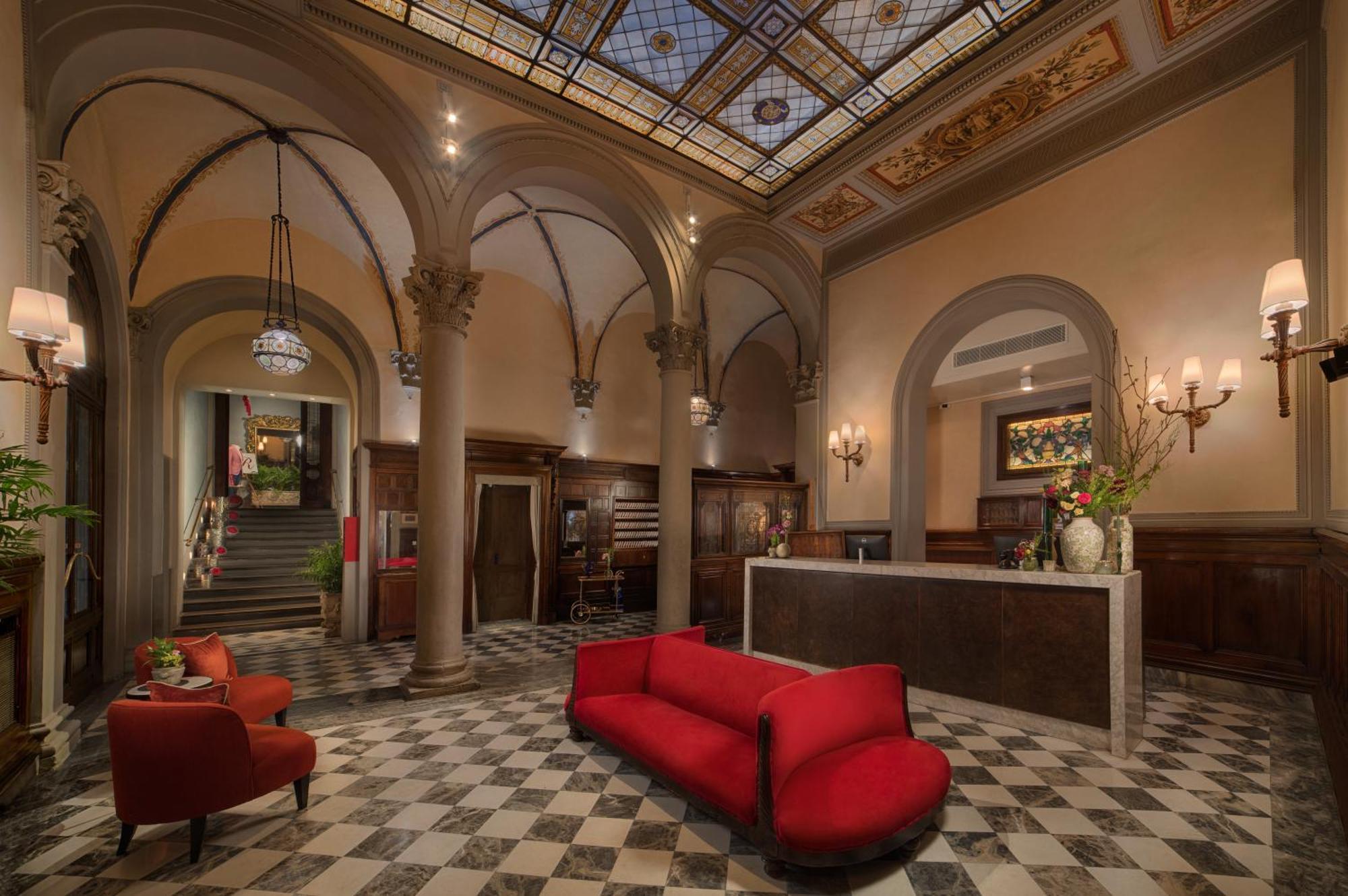 Hotel NH Collection Firenze Porta Rossa Esterno foto The lobby of the hotel