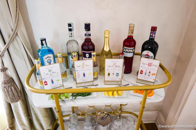 Hotel NH Collection Firenze Porta Rossa Esterno foto A bar cart with a selection of spirits