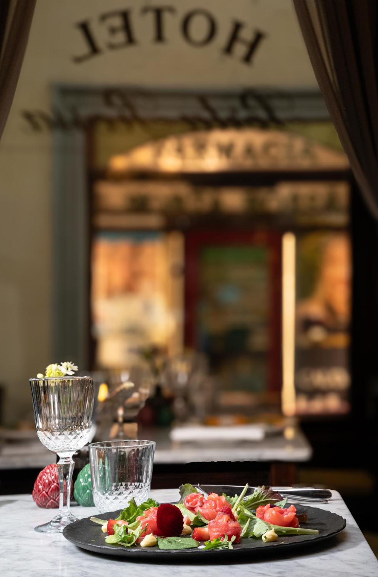 Hotel NH Collection Firenze Porta Rossa Esterno foto A glass of absinthe with a flower